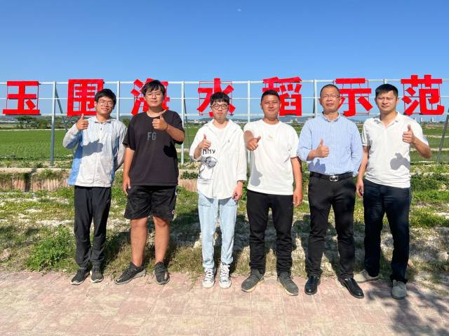 習(xí)銳（左二）、馬家小兒子馬學(xué)豐（右三）、許偉和（右二）、鄭翔飛（右一）